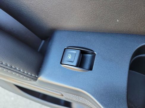 Used 2020 GMC Yukon Denali w/ Denali Premium Package image 17