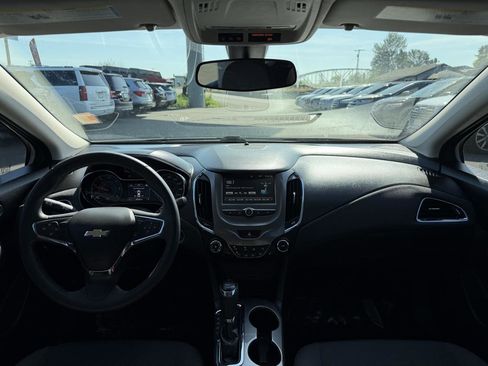 Used 2017 Chevrolet Cruze LT FWD image 19