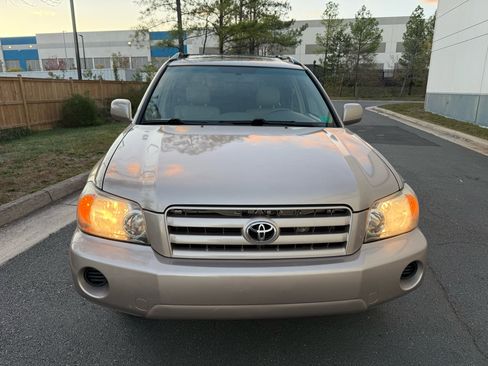 Used 2005 Toyota Highlander 4WD V6 w/ 3rd Row image 7