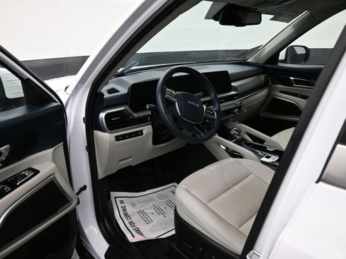 Used 2024 Kia Telluride EX w/ EX Captain's Chair Package image 25