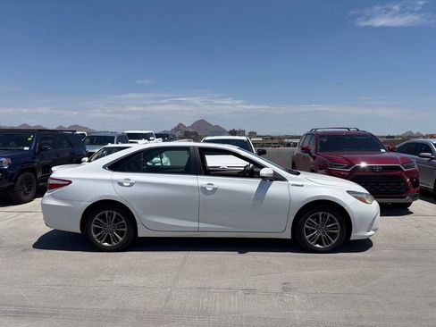 Used 2016 Toyota Camry SE w/ Moonroof Package FWD image 2
