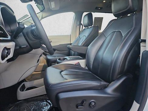 Used 2024 Chrysler Pacifica Touring-L image 15