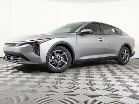 New 2025 Kia K4 LXS image 1
