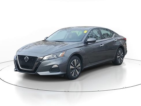 Used 2022 Nissan Altima 2.5 SV w/ SV Premium Package image 2