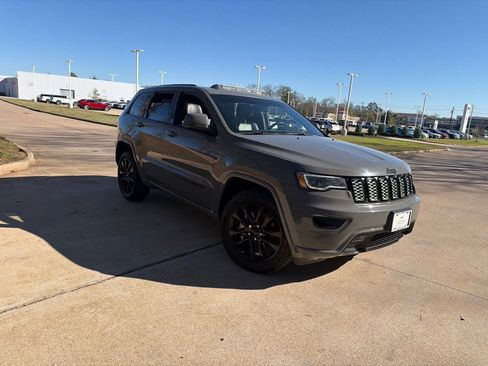 Used 2021 Jeep Grand Cherokee Laredo X image 3