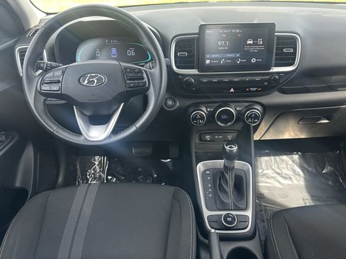 Used 2024 Hyundai Venue SEL FWD image 21