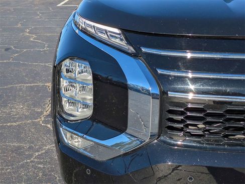 Used 2025 Mitsubishi Outlander SE image 10