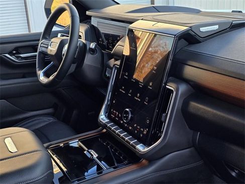 Used 2025 GMC Yukon Denali image 11