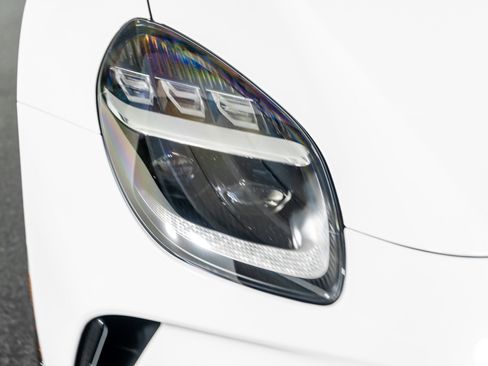 Used 2025 Aston Martin V8 Vantage Coupe image 15