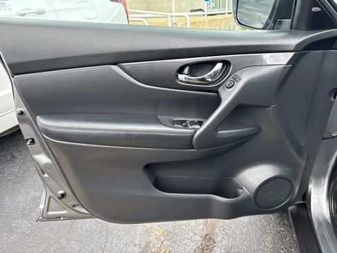 Used 2018 Nissan Rogue SV FWD image 8