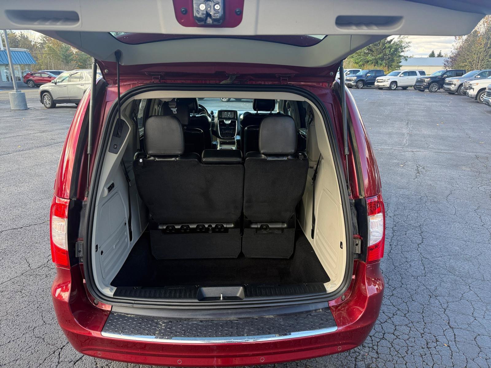 Used 2016 Chrysler Town & Country Limited Platinum FWD image 19