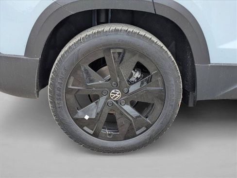 New 2026 Volkswagen Taos SE FWD image 9