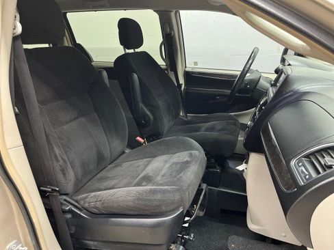 Used 2014 Chrysler Town & Country Touring image 32