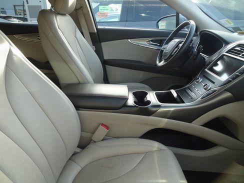 Used 2019 Lincoln Nautilus Reserve image 9