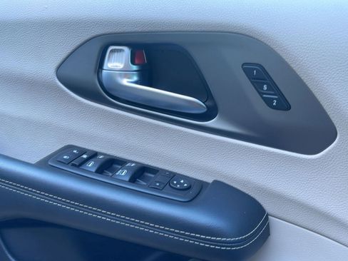 Used 2023 Chrysler Pacifica Touring-L image 18