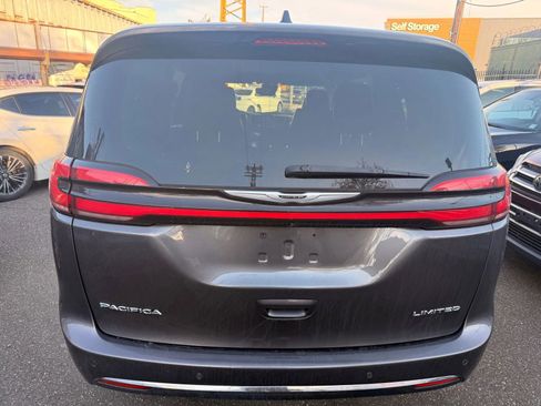 Used 2023 Chrysler Pacifica Limited image 6