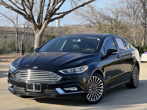 Used 2018 Ford Fusion Titanium image 2