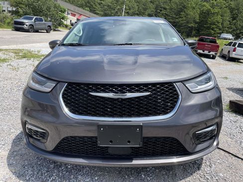 Used 2023 Chrysler Pacifica Touring-L FWD image 2