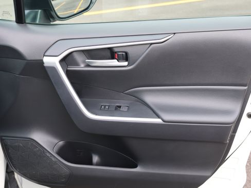 Used 2025 Toyota RAV4 XLE FWD image 36