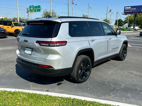 Used 2023 Jeep Grand Cherokee L Laredo AWD/4WD image 5