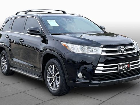 Used 2019 Toyota Highlander XLE FWD image 3