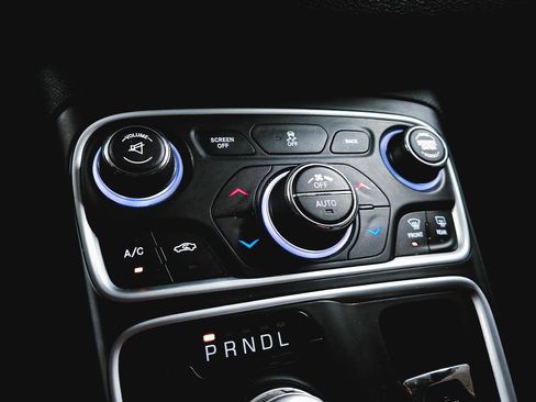 Used 2017 Chrysler 200 Limited Platinum w/ Comfort & Convenience Group image 28