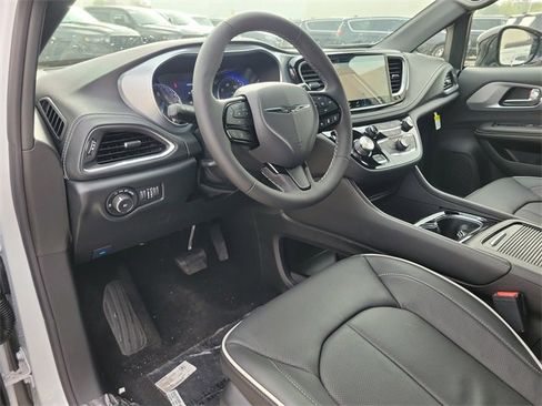 New 2026 Chrysler Pacifica Limited w/ S Appearance Package image 16
