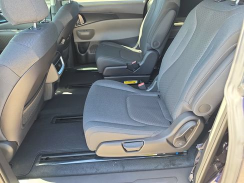 New 2027 Kia Carnival LX FWD image 16