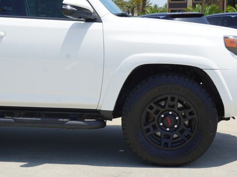 Used 2020 Toyota 4Runner SR5 Premium w/ Moonroof Package RWD image 9