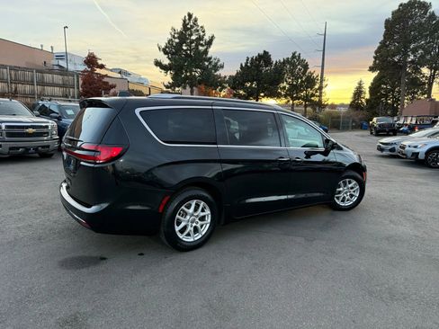 Used 2021 Chrysler Pacifica Touring-L image 8