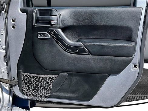 Used 2017 Jeep Wrangler Unlimited Sahara AWD/4WD image 27