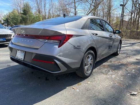 Certified 2025 Hyundai Elantra SE FWD image 3