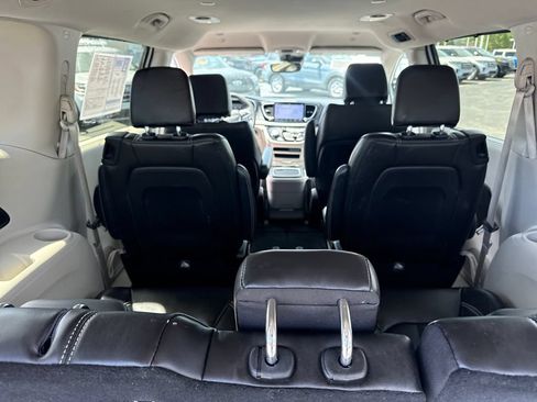 Used 2023 Chrysler Pacifica Touring-L FWD image 14
