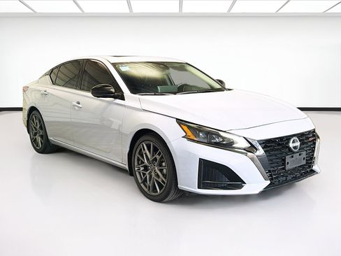 Used 2024 Nissan Altima 2.0 SR image 3