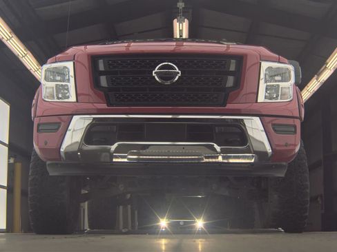 Used 2021 Nissan Titan SV w/ SV Convenience Package image 3