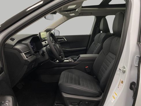New 2025 Mitsubishi Outlander SE image 31