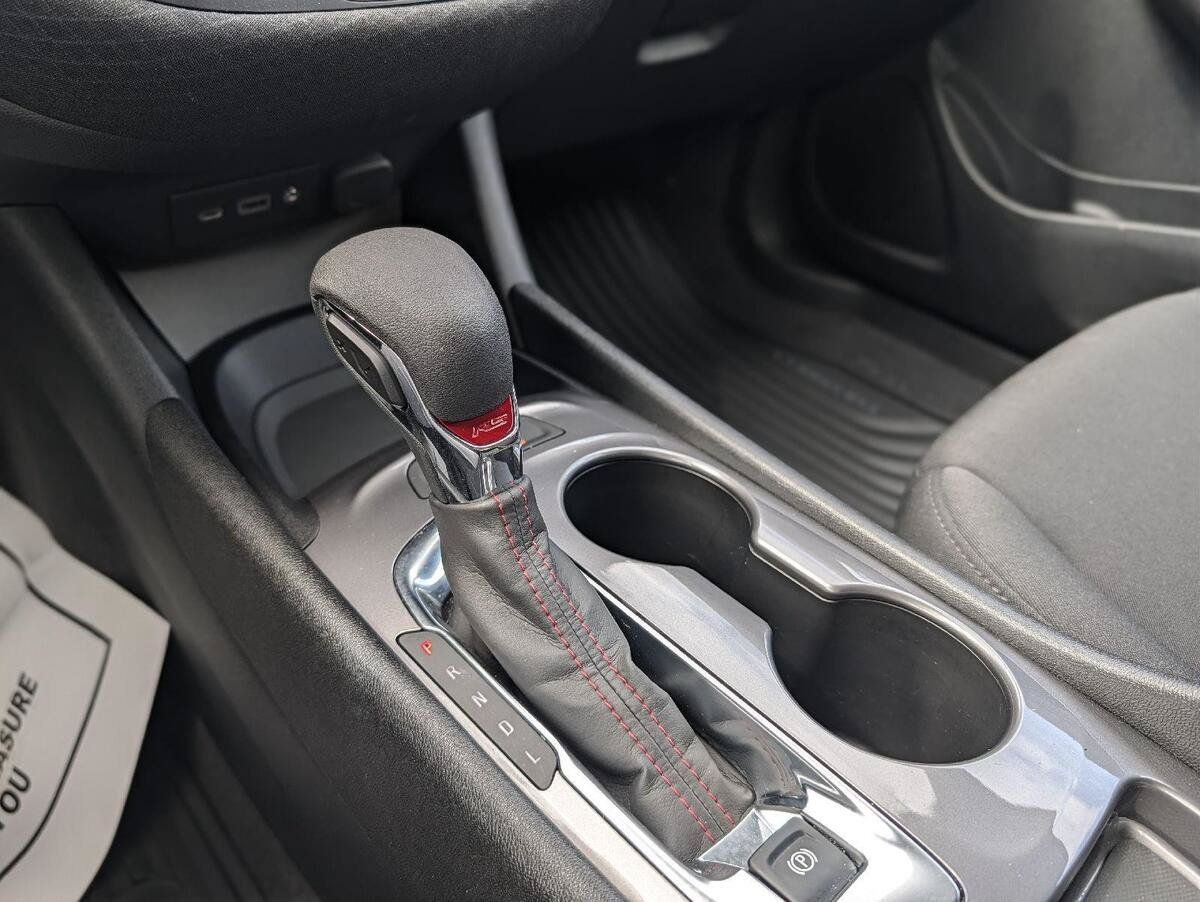 Used 2025 Chevrolet Malibu RS FWD image 30