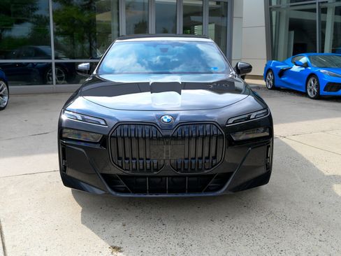 Used 2025 BMW 760i xDrive w/ Autobahn Package AWD/4WD image 2
