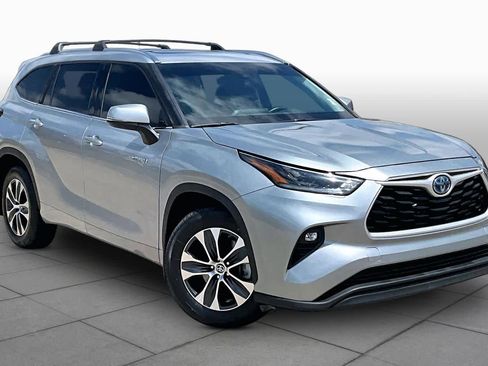 Used 2021 Toyota Highlander XLE FWD image 3