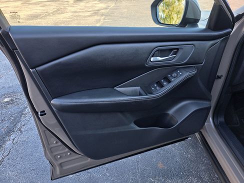 Used 2025 Nissan Rogue SV image 9