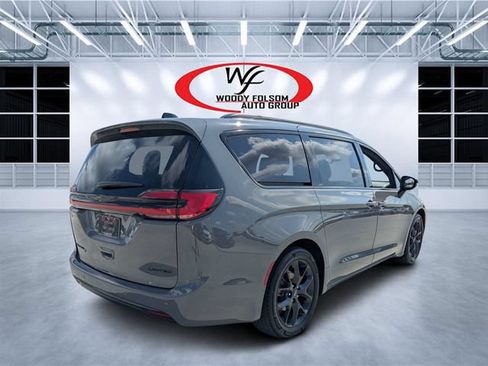 Used 2025 Chrysler Pacifica Limited FWD image 3