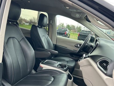 Used 2024 Chrysler Pacifica Touring-L image 68