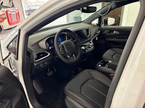 New 2027 Chrysler Pacifica Select AWD/4WD image 11