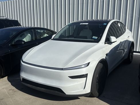 Used 2026 Tesla Model Y 2WD image 2