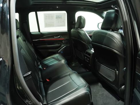 Used 2022 Jeep Grand Cherokee Overland AWD/4WD image 19