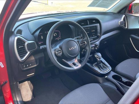 Used 2025 Kia Soul LX w/ LX Technology Package FWD image 16