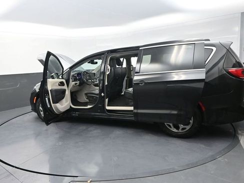 Used 2024 Chrysler Pacifica Limited image 41