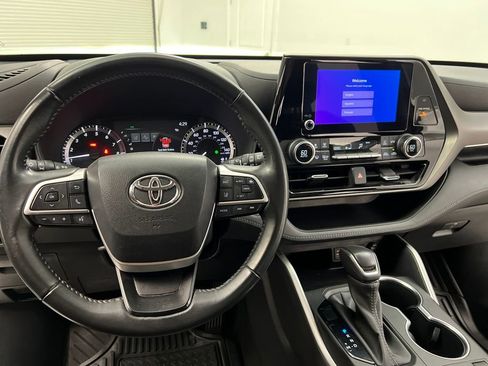 Used 2023 Toyota Highlander LE image 14