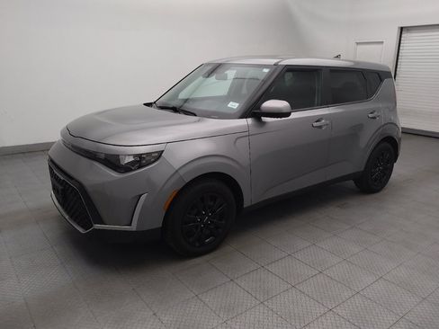 Used 2023 Kia Soul LX FWD image 2