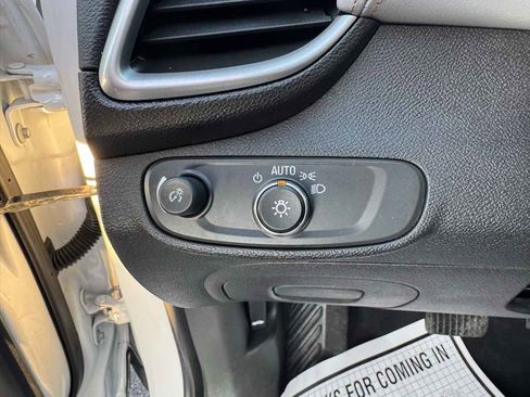 Used 2020 Chevrolet Trax LT w/ LT Convenience Package image 10